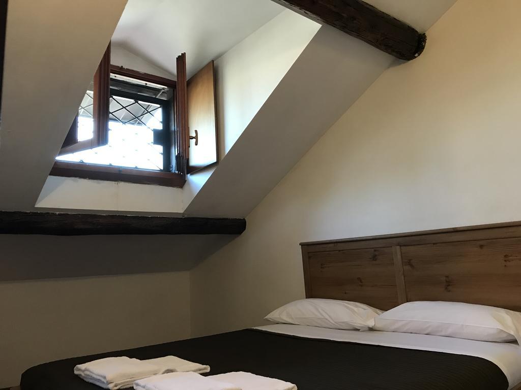 Charming Apartment The Castle Milaan Buitenkant foto